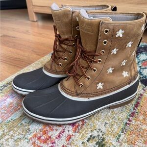 The Great x Eddie Bauer embroidered daily Hunt Pac boots